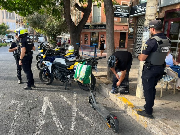 La Policía Local refuerza los controles de patinetes en Alicante con las nuevas normas de la DGT