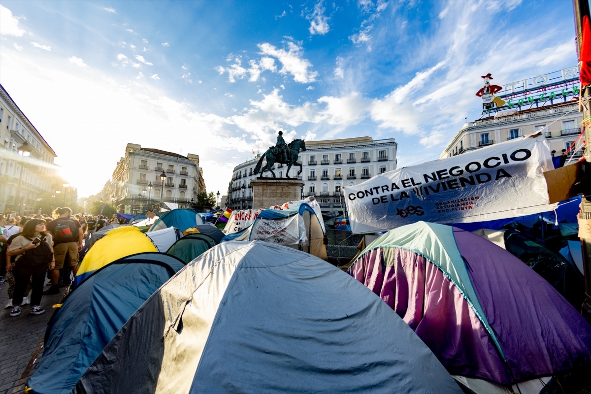 Decenas de personas acampadas en la Puerta del Sol.