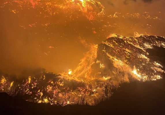 Siguen los trabajos para extinguir el incendio de una planta de compostaje en Llutxent