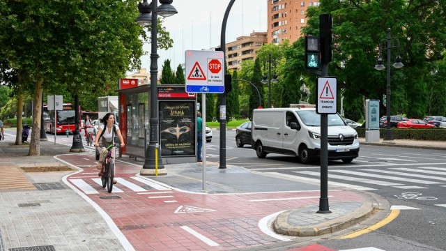 València mejora la bajada del autobús en Blasco Ibáñez con un nuevo paso de cebra y señalización inteligente
