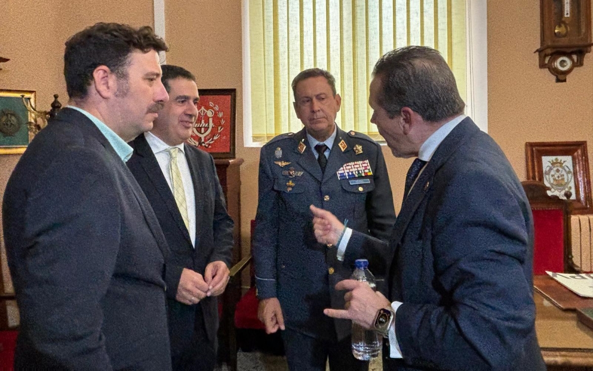 El teniente general, conversa con el rector de la UPV, el alcalde y el vicealcalde de Alcoy. - El teniente general, conversa con el rector de la UPV, el alcalde y el vicealcalde de Alcoy.