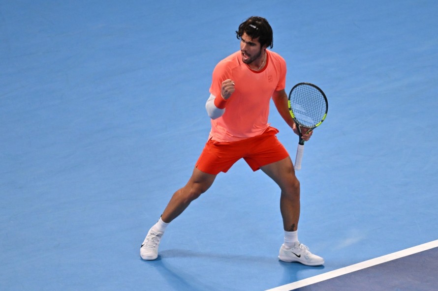 Un Alcaraz lanzado sigue adelante en Tokio ganando a Arnaldi y se cita con Shapovalov buscando las semis