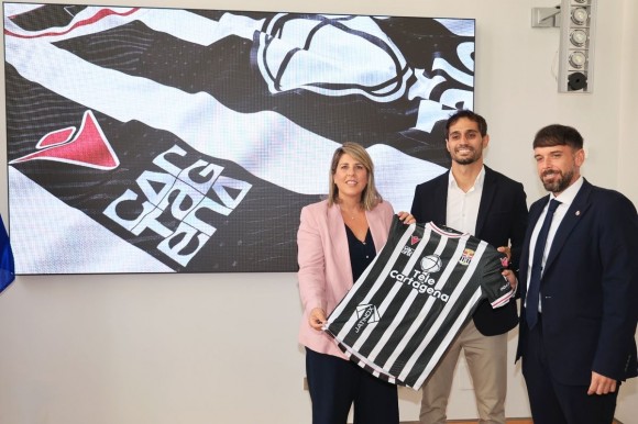 El Ayuntamiento gana presencia en la camiseta del Efesé con su imagen en el frontal