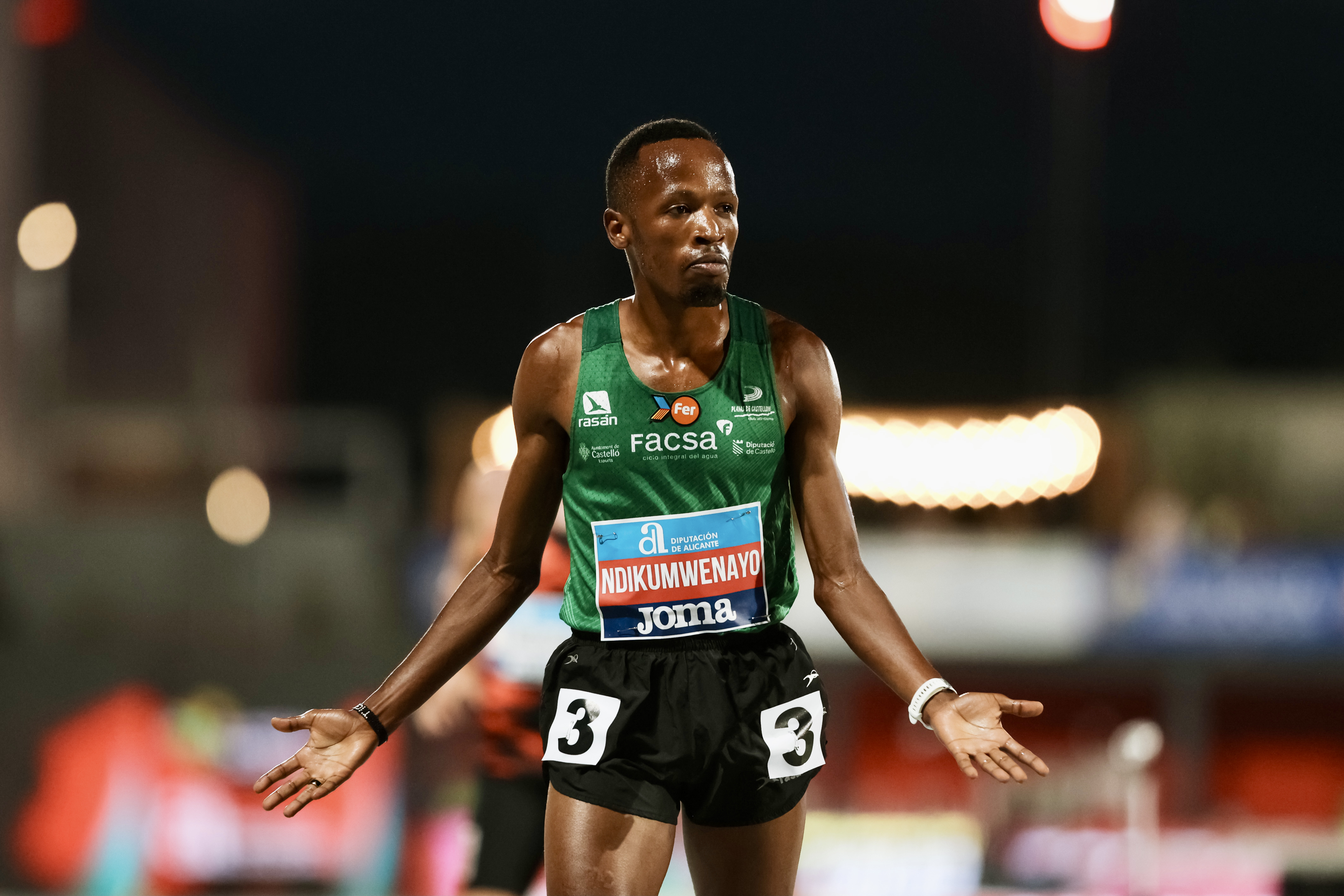 Thierry Ndikumwenayo ya reina en la pista
