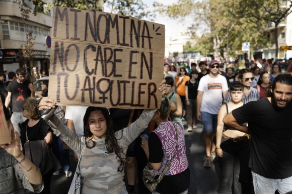 La manifestación por la vivienda en València hace un llamamiento a la huelga general