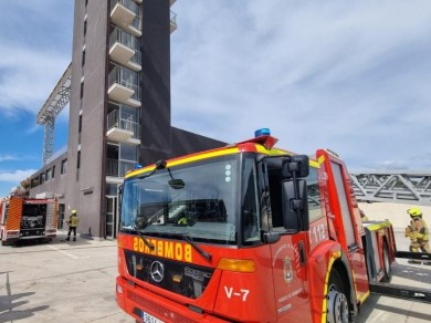 Alicante refuerza los Bomberos con dos vehículos: un Puesto de Mando Avanzado y uno con escalera