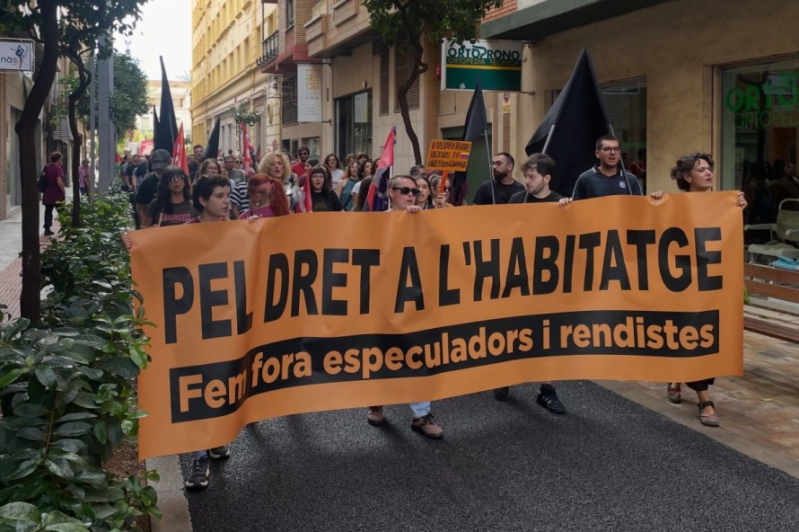 Un millar de personas se manifiestan en el centro de Castelló 