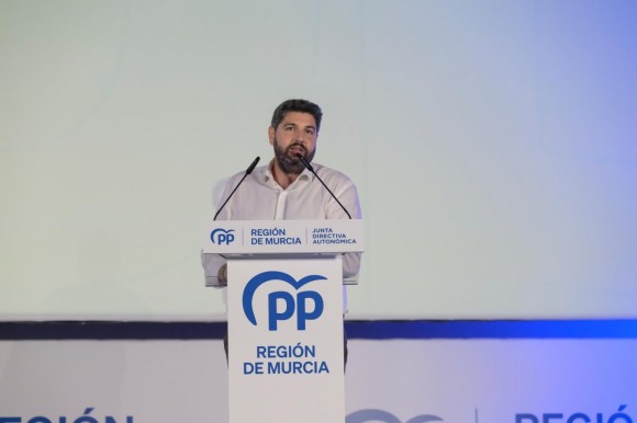 López Miras exhibe fortaleza en la junta del PPRM: 
