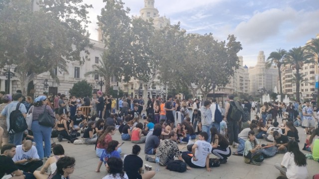 Jóvenes acampan en la Plaza del Ayuntamiento de València tras la manifestación por la vivienda e incidentes con Policía