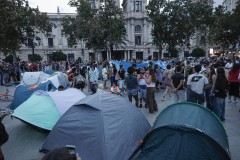 La acampada de vivienda de València pasa su primera noche y aspira a ser indefinida