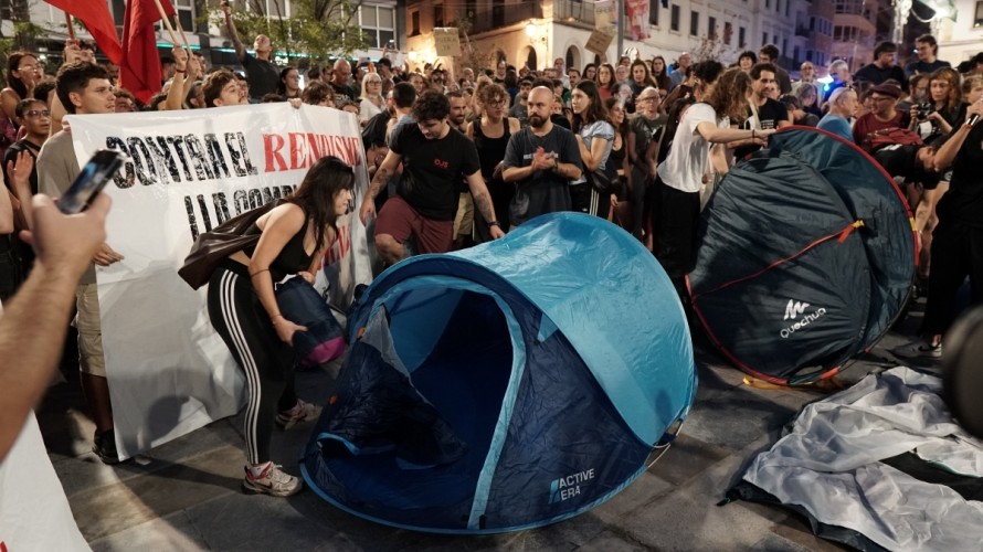 Medio centenar de tiendas de campaña pasan la primera noche en la Muntanyeta de Alicante