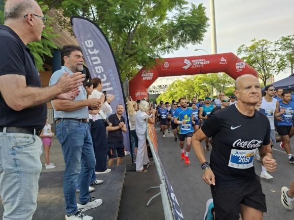 La 12ª Carrera de los Castillos suma esfuerzo, imágenes icónicas de Alicante y solidaridad con más de 1.800 participantes