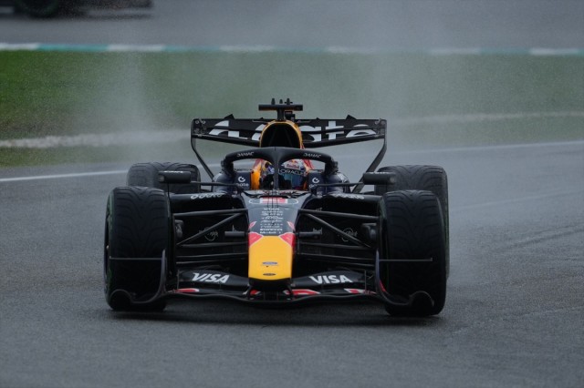 Verstappen reina en la surrealista carrera de Sepang y Alonso entra en los puntos