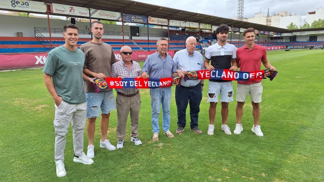 El portero Iván Martínez y los defensas Morros y Antonio Sánchez llegan al Yeclano y sigue Iniesta