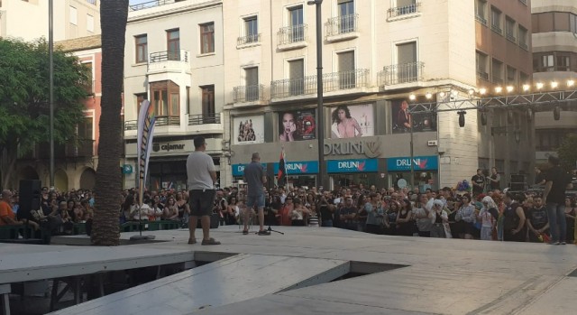 La Plaça de Baix de Elche pide más derechos en el Orgullo y Dimove exige recuperar el Plan LGTBI