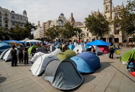 La acampada por la vivienda de València crece hasta 250 personas a cinco días del 9 d'Octubre