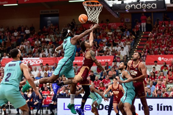 El UCAM CB impone su ataque coral y vence al Barça con un centenar de puntos en un Palacio casi lleno