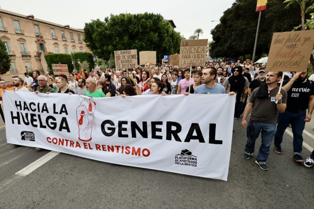 Miles de personas se manifiestan en Murcia por la vivienda y contra los desahucios