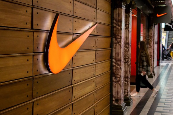Nike se hunde más de un 19% en Bolsa tras enfriar previsiones para el año en curso
