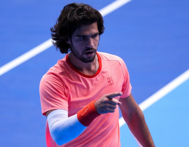 Alcaraz vence a Munar en el duelo español en Tokio y disputará una final ATP casi seis meses después