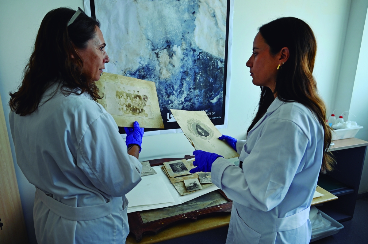 Pilar Soriano Sancho (izquierda) y Esther Nebot Díaz (derecha), dos de las codirectoras del proyecto Salvem les Fotos UP - Alfons Rodríguez Pilar Soriano Sancho (izquierda) y Esther Nebot Díaz (derecha), dos de las codirectoras del proyecto Salvem les Fotos UP