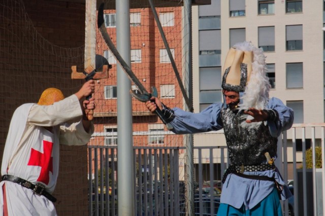 La compañía Visitants lleva a Jaume I y a Al-Azraq hasta las aulas de Vila-real con el Correllengua