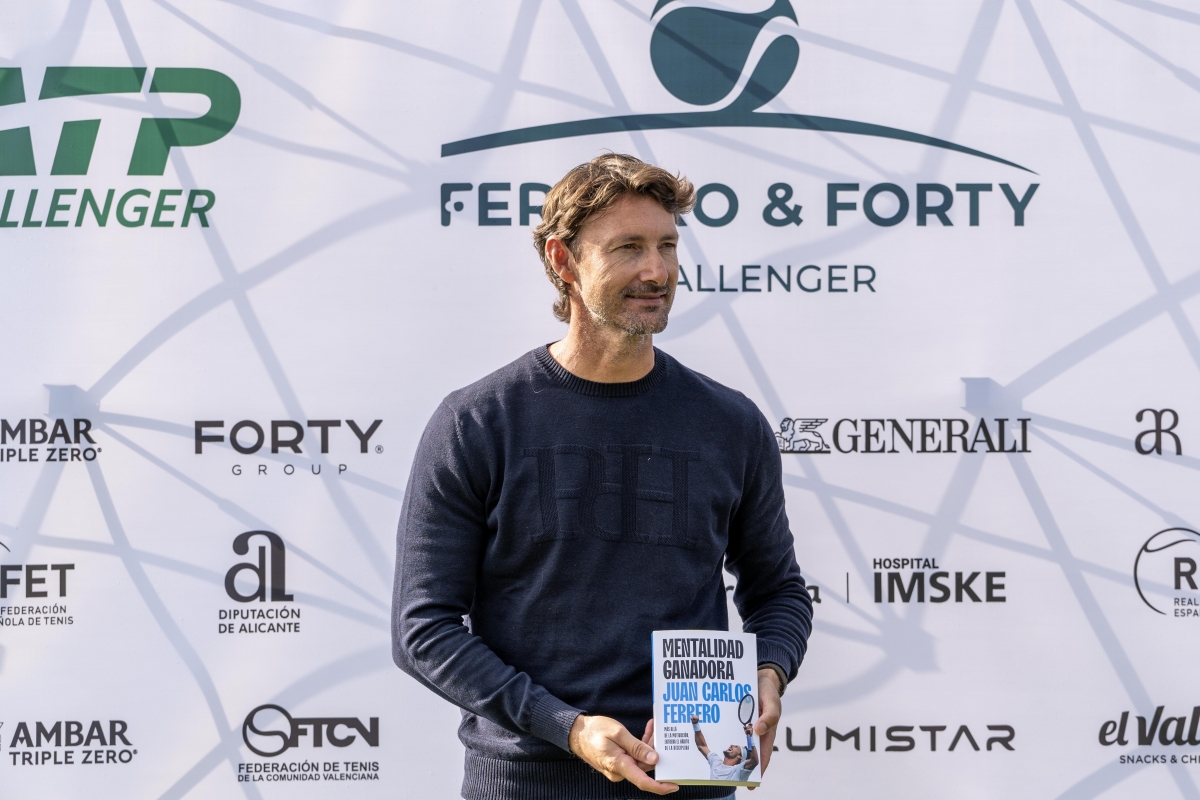 Ferrero con uj ejemplar de su libro - Foto: PLAZA Ferrero con uj ejemplar de su libro