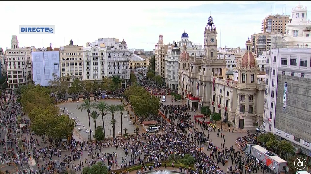 Despliegue técnico en la plaza del Ayuntamiento de Valènia. - Foto: À PUNT Despliegue técnico en la plaza del Ayuntamiento de Valènia.