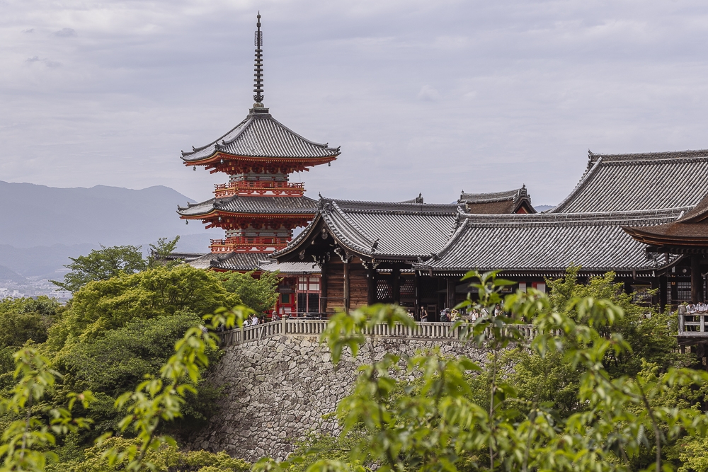 La famosa pagoda de tres pisos (Sanjunoto) del templo Kiyomizudera - Olga Briasco La famosa pagoda de tres pisos (Sanjunoto) del templo Kiyomizudera