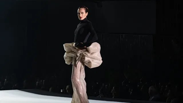 Nieves Álvarez: elegancia atemporal en la semana de la alta costura de París 