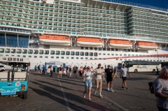 Fred.Olsen examina a Alicante con su primer embarque en un puente con 7.000 cruceristas