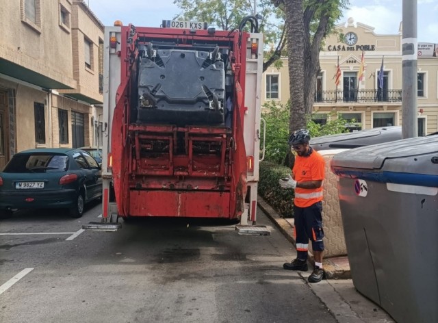 La Pobla de Farnals estrena nueva empresa de recogida tras meses de incidencias, contenedores rotos y refuerzos municipales