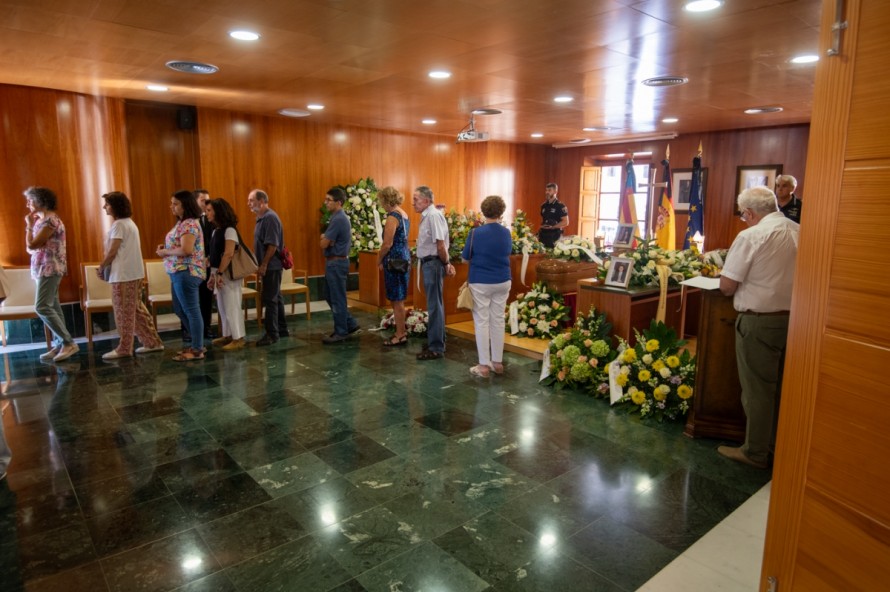Centenares de vecinos despiden al ex alcalde de Xàbia Eduardo Monfort