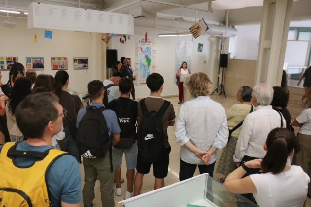 Una exposición reivindica la literatura infantil y juvenil latinoamericana como herramienta educativa en la UA