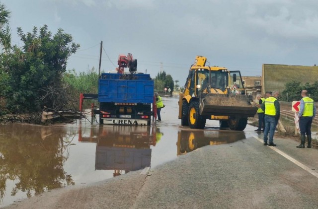 Amplían la alerta por lluvias y tormentas a los municipios del Segura hasta la medianoche del lunes