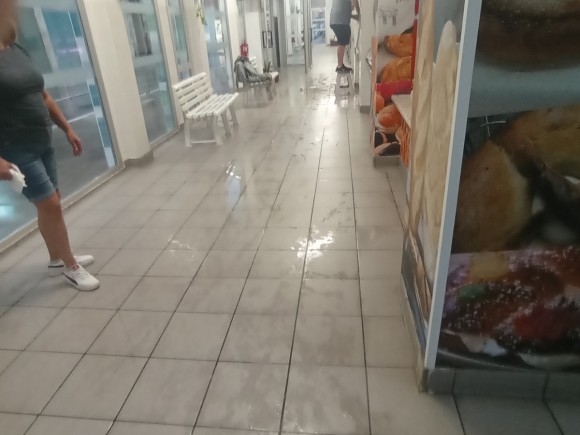 Vecinos del Pla vuelven a reclamar la reparación de goteras en el mercado de Carolinas