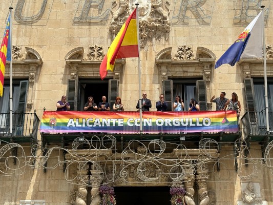 Alicante se rompe con el Orgullo: la izquierda planta al PP; Vox exige retirar la bandera arcoíris