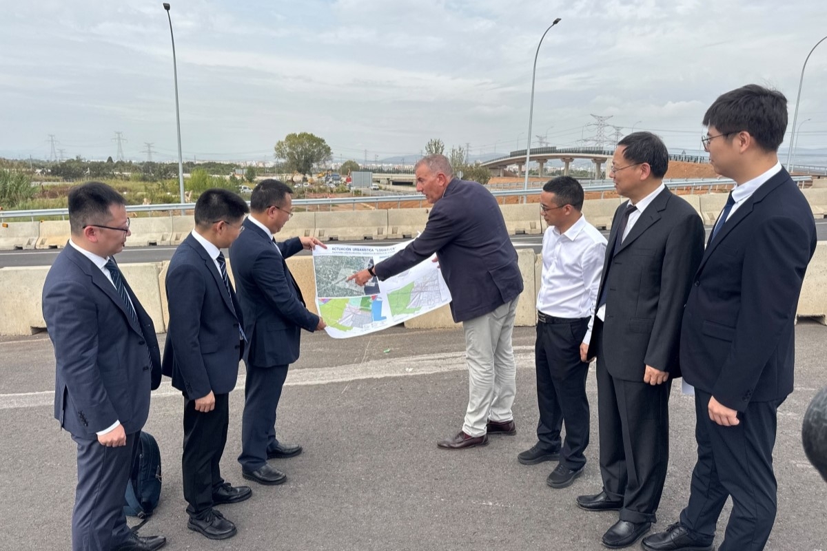 La delegación institucional y empresarial de Yiwu (China) visitó la pasada semana los terrenos de LogistiCS.