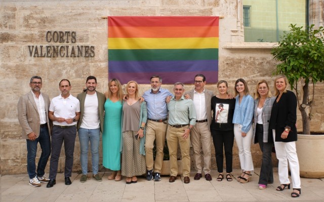 La bandera LGTBI cuelga en Les Corts por el Día del Orgullo
