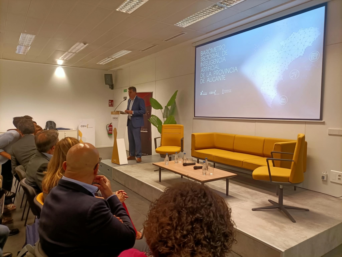César Quintanilla en la presentación del Barómetro de IA en Alicante.  
