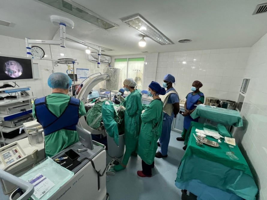 Una ONG valenciana construye el primer hospital especializado en urología de Liberia