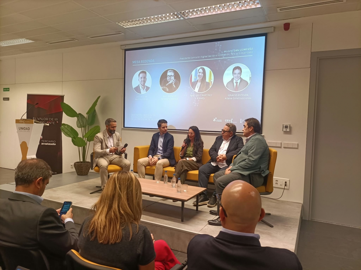 Mesa redonda del Barómetro de IA en Alicante.