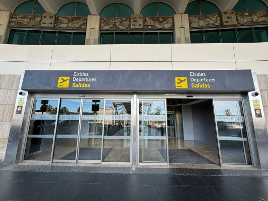Manises se adherirá a una asociación internacional para afrontar los desafíos del aeropuerto