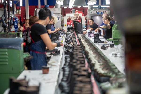 Dentro de la fábrica de calzado 'made in Elche' de Wonders: 300 empleados y 600.000 pares al año 