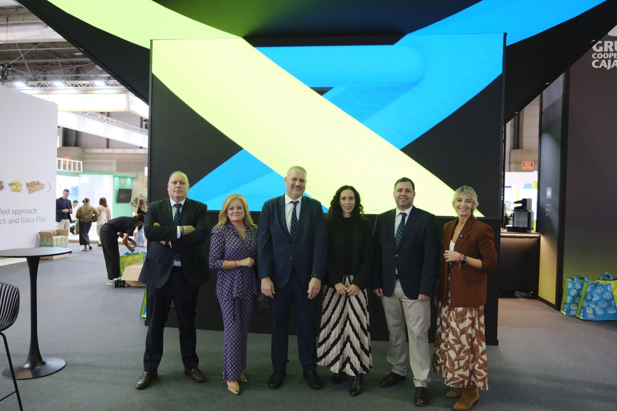 Jesús García, director territorial de Cajamar en Valencia, junto a profesionales de Cajamar