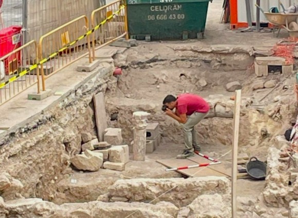 El Mercado de Elche sigue dando sorpresas... en las catas de los Baños Árabes: hallado un capitel andalusí