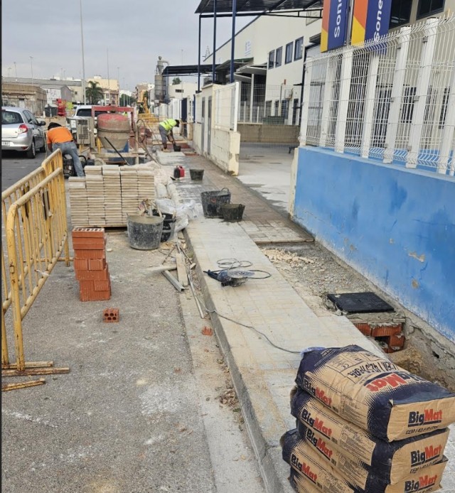El Ayuntamiento de Sueca realiza mejoras en el polígono industrial l'heredar