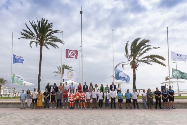 Gandia iza las banderas que reconocen la calidad de su playa y servicios