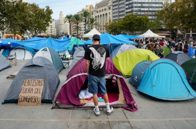 Los acampados moverán las tiendas para no entorpecer el 9 d'Octubre pero piden que se reubique la mascletà