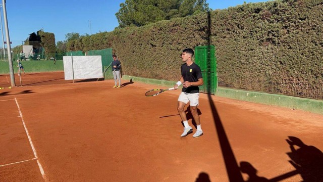 Alcaraz, quien debutará en Wimbledon ante Lajal, estará más en El Palmar y tendrá una pista indoor